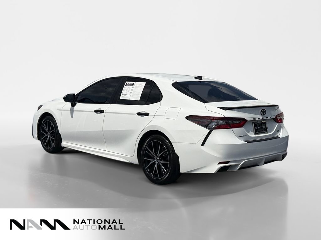 Used 2021 Toyota Camry SE FWD image 3