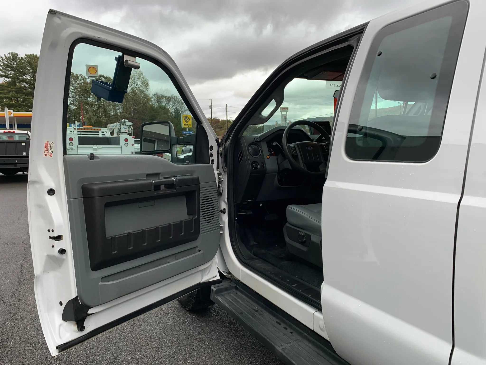 Used 2015 Ford F250 XL w/ Power Equipment Group AWD/4WD image 8