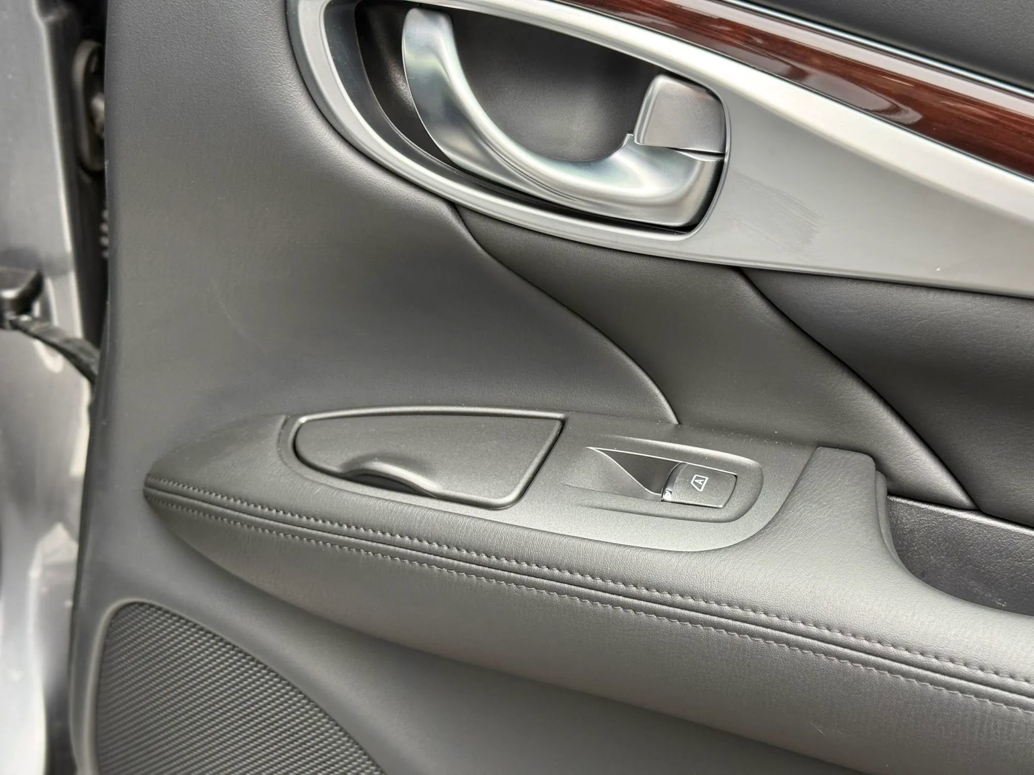 Used 2015 INFINITI Q70 3.7 image 29