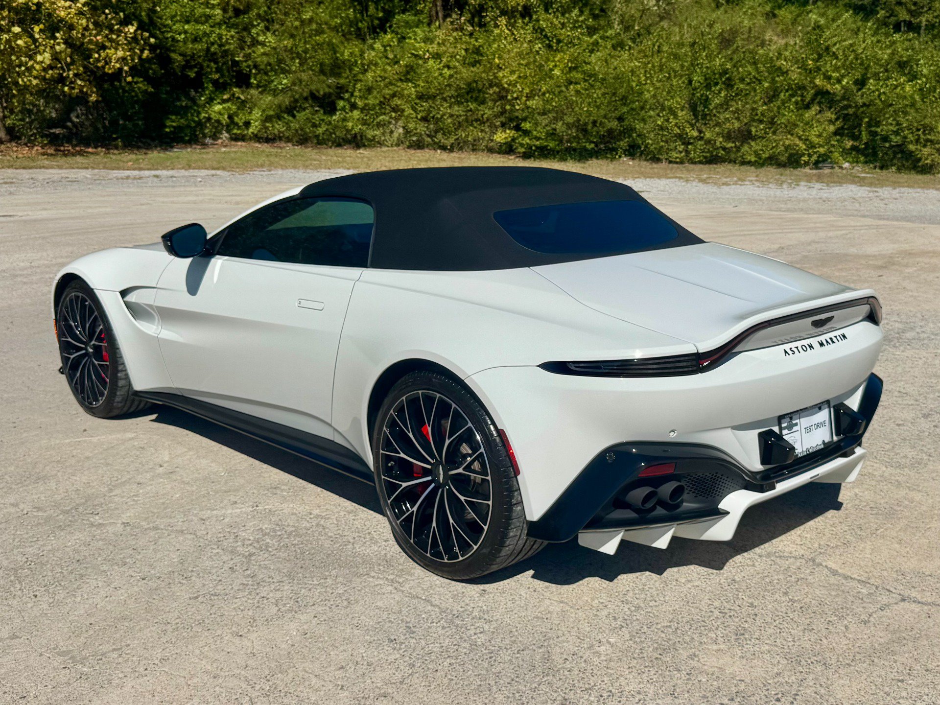 Used 2023 Aston Martin V8 Vantage Roadster RWD image 11