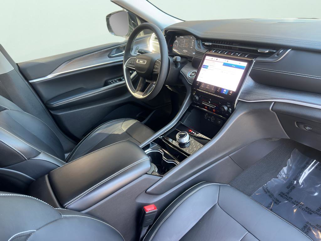 Used 2023 Jeep Grand Cherokee Limited w/ Black Appearance Package image 14