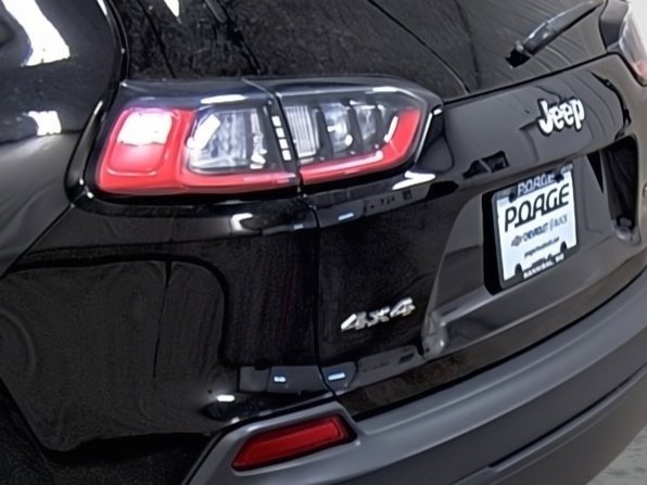 Used 2019 Jeep Cherokee Latitude w/ Cold Weather Group image 10