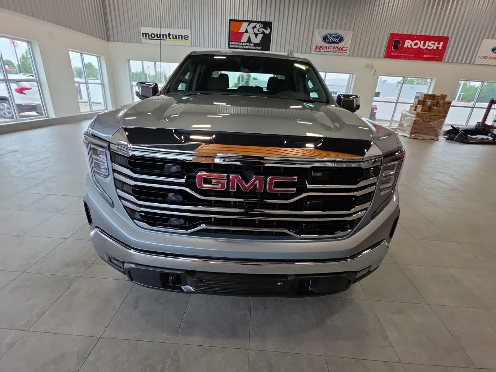 Used 2025 GMC Sierra 1500 SLT AWD/4WD image 4