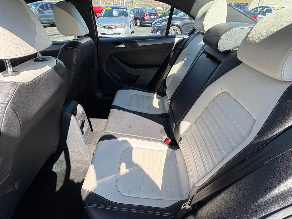 Used 2016 Volkswagen Jetta Sport image 12