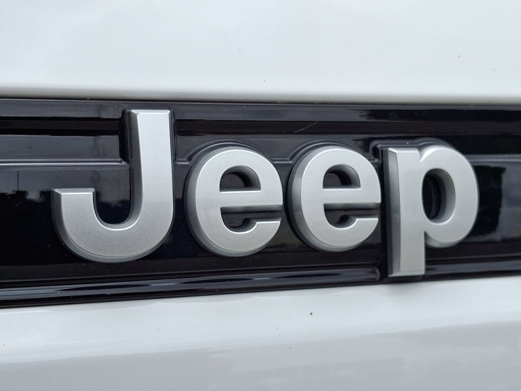 Certified 2025 Jeep Grand Cherokee Limited w/ Trailer Tow Package RWD image 33