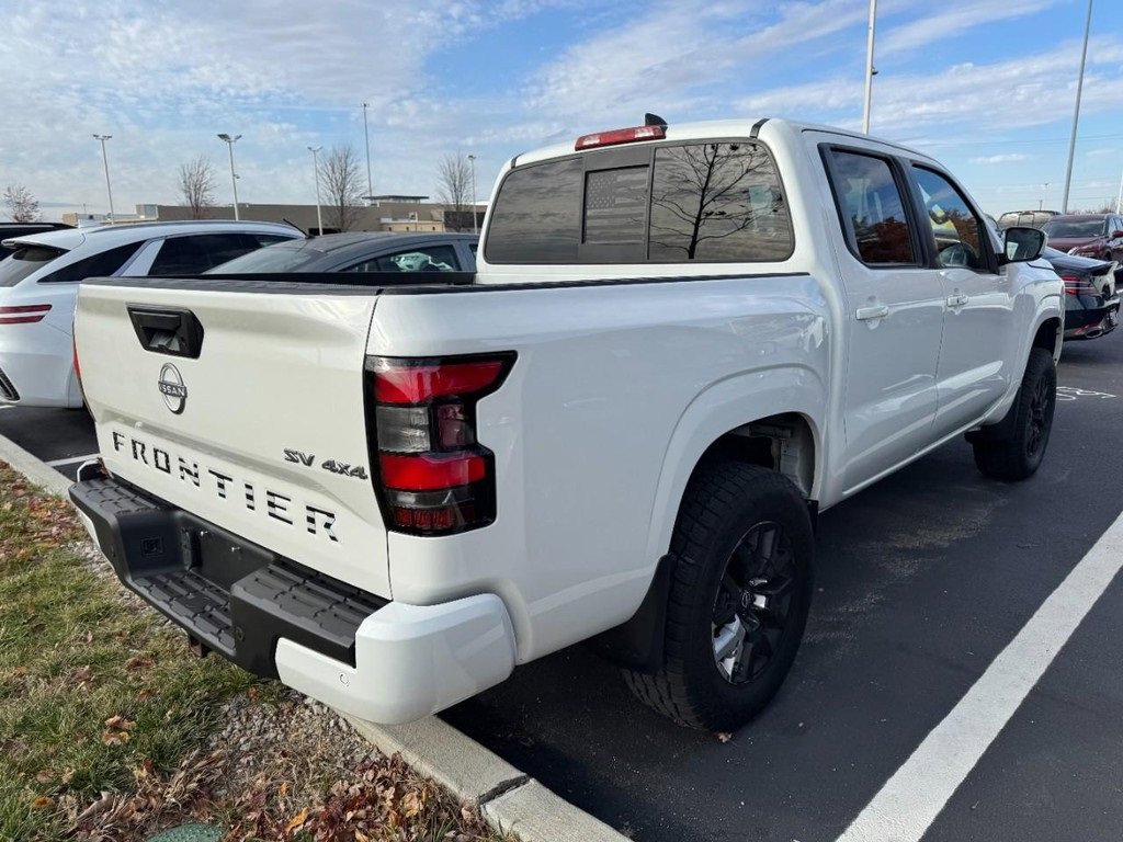 Used 2022 Nissan Frontier SV image 2