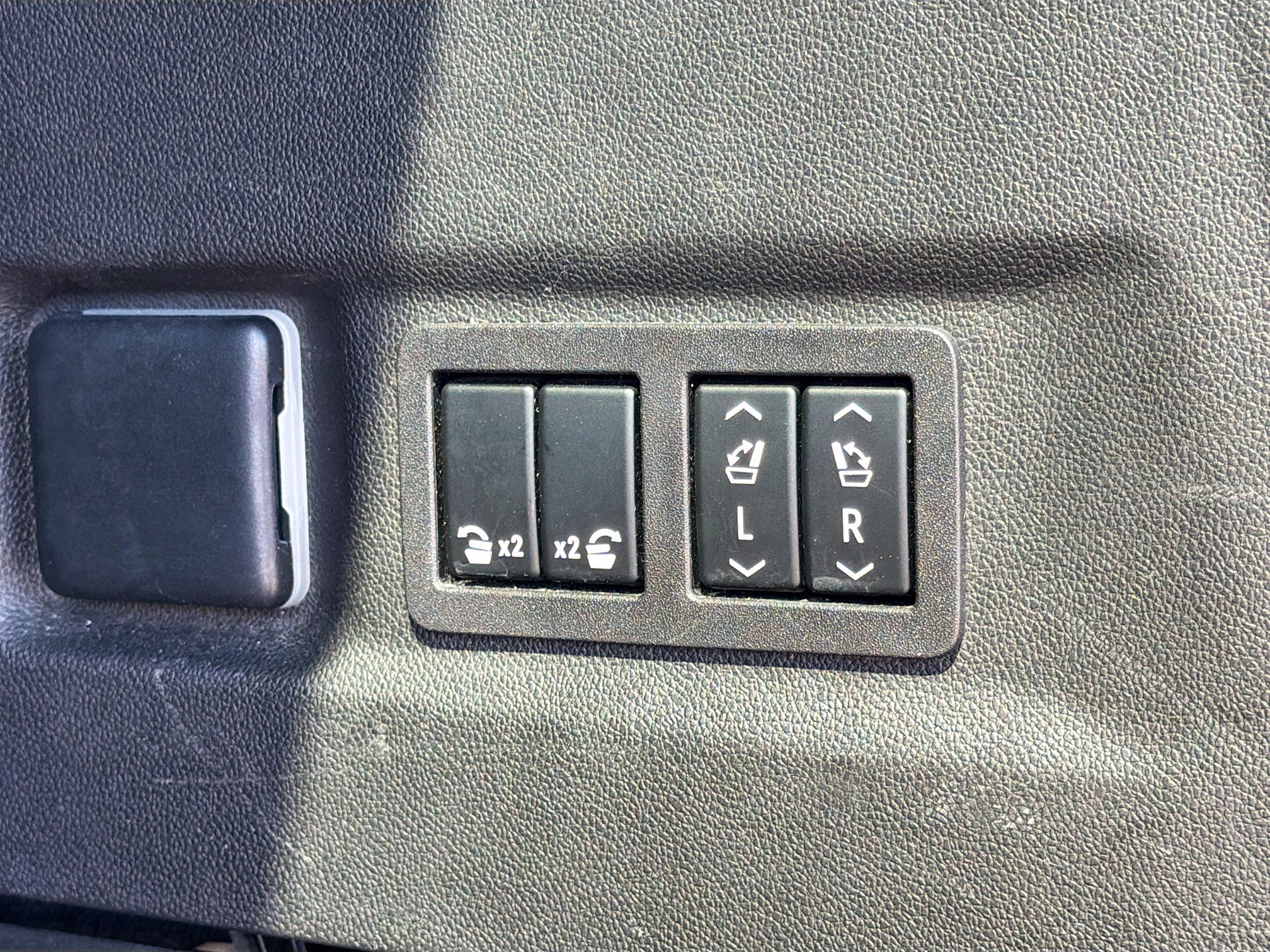 Used 2023 Chevrolet Suburban Premier image 12