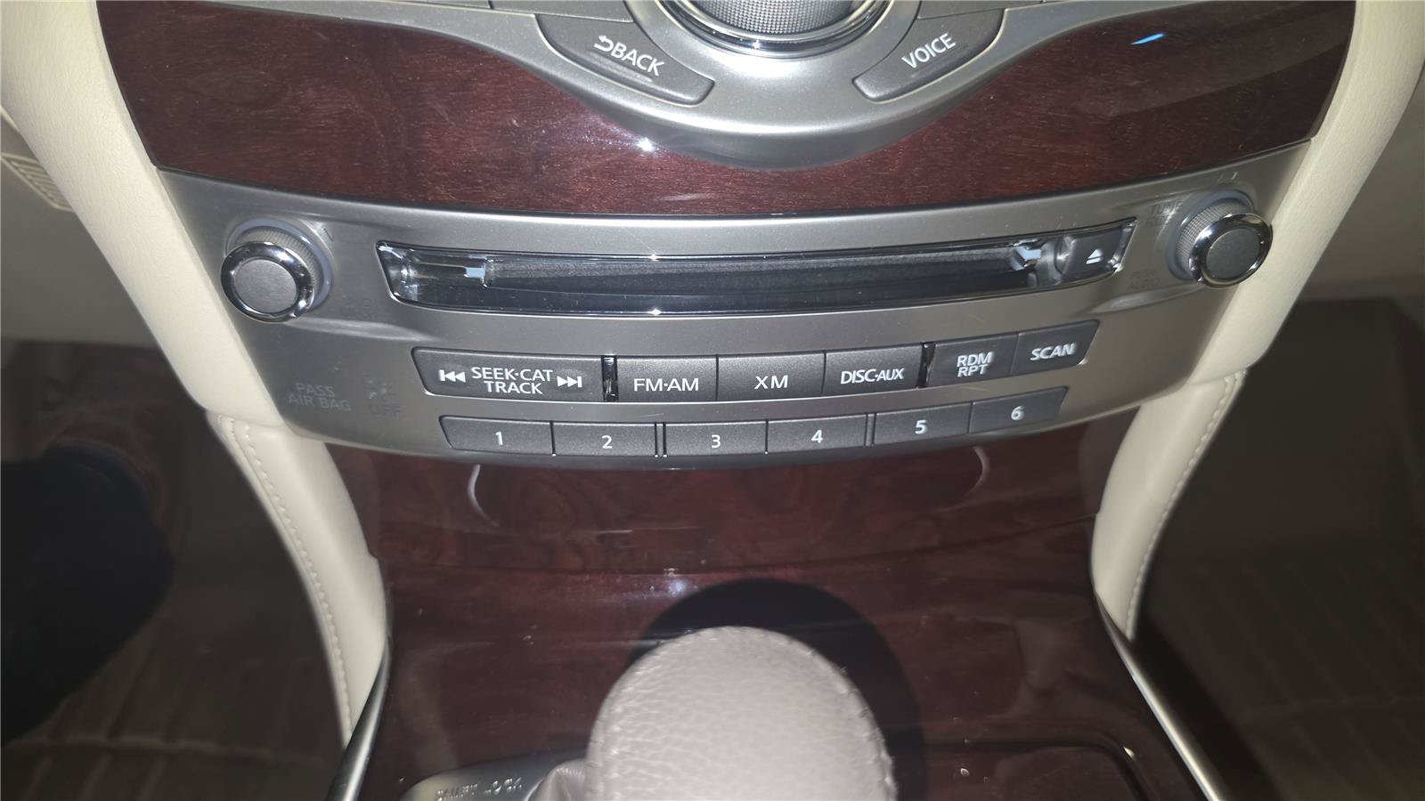 Used 2015 INFINITI Q70 3.7 w/ Technology Package RWD image 16