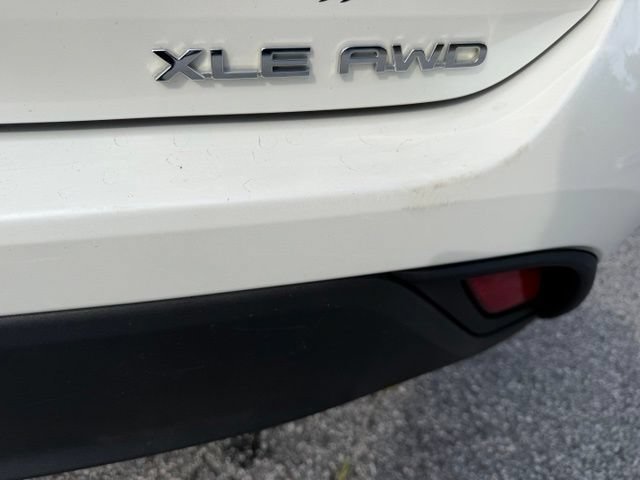 Used 2021 Toyota Highlander XLE AWD/4WD image 11