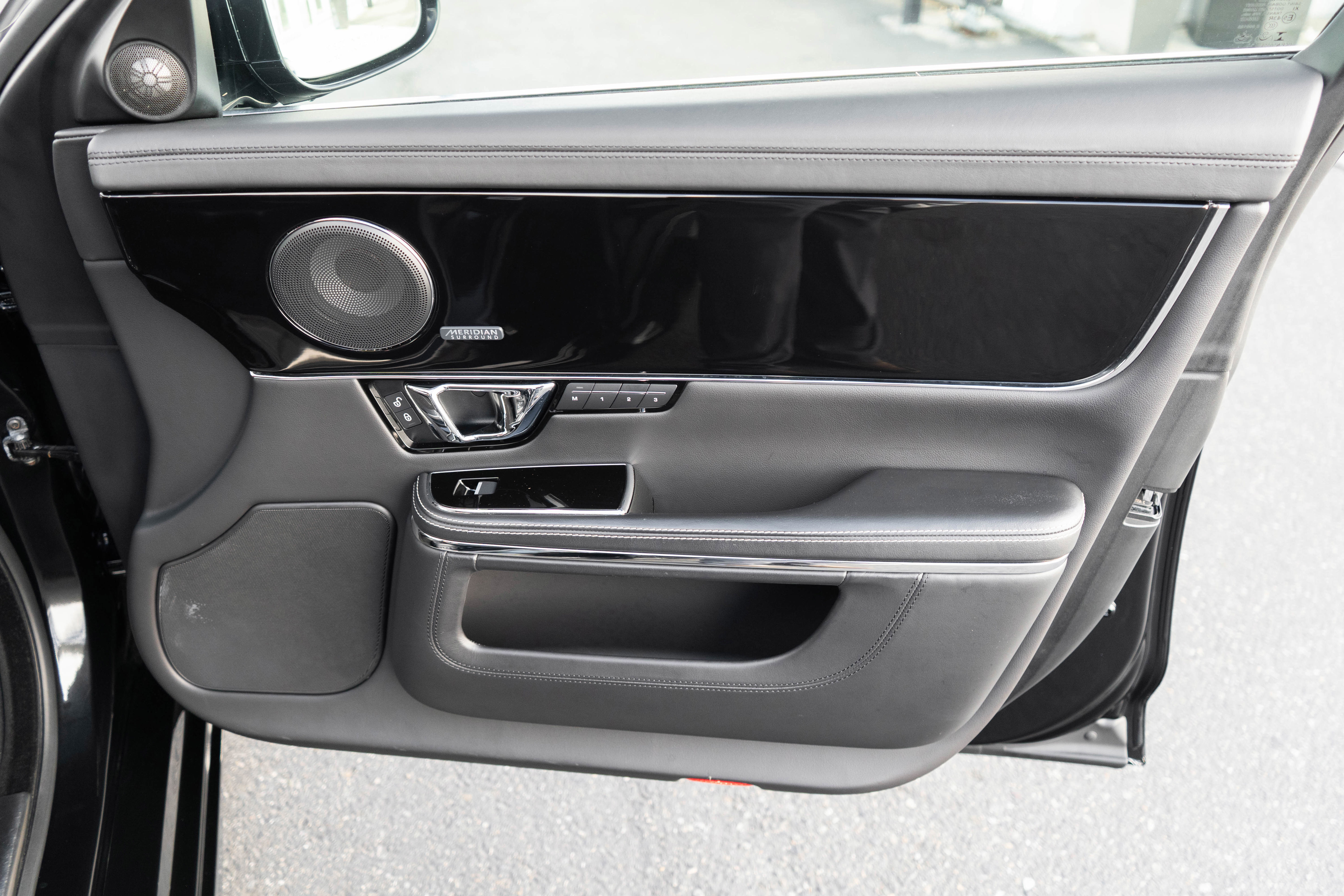 Used 2015 Jaguar XJ image 29