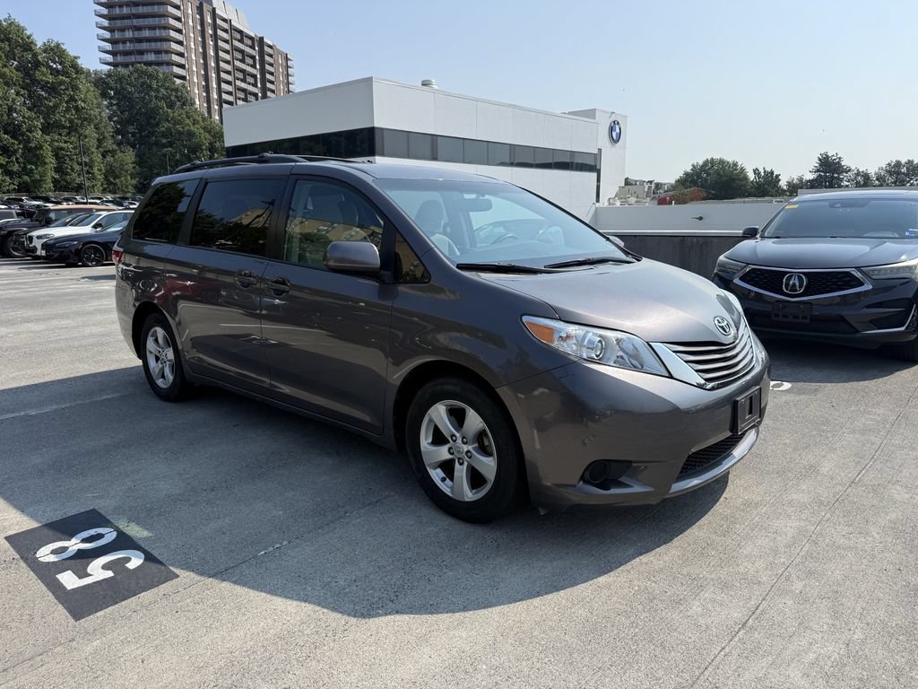 Used 2015 Toyota Sienna LE FWD image 2