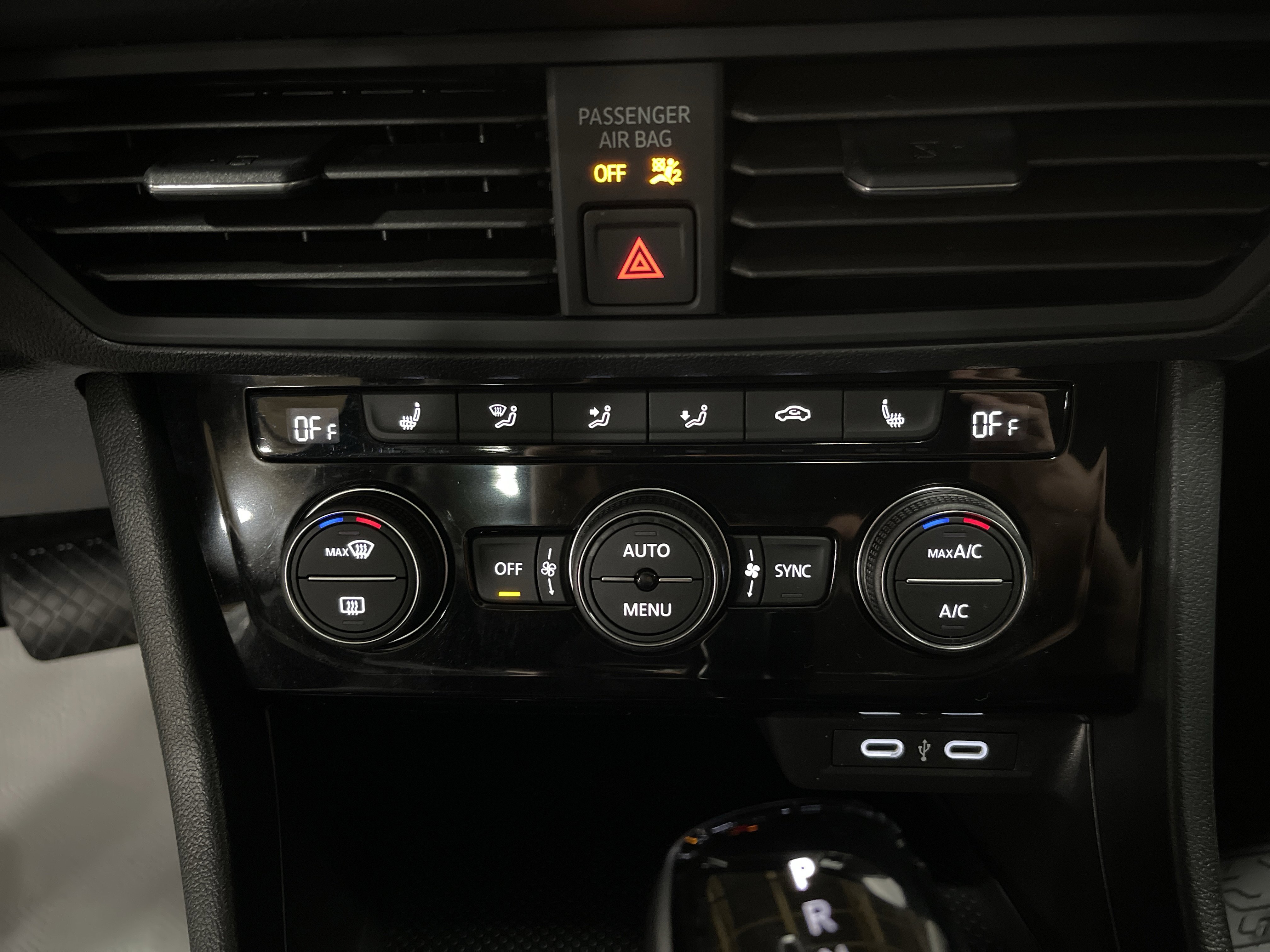 Used 2024 Volkswagen Jetta SE w/ Panoramic Sunroof Package image 23