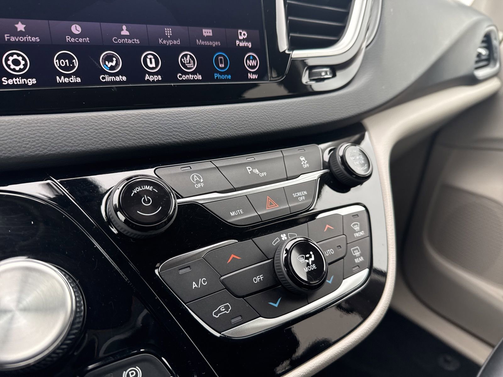 Used 2020 Chrysler Pacifica Touring-L image 21