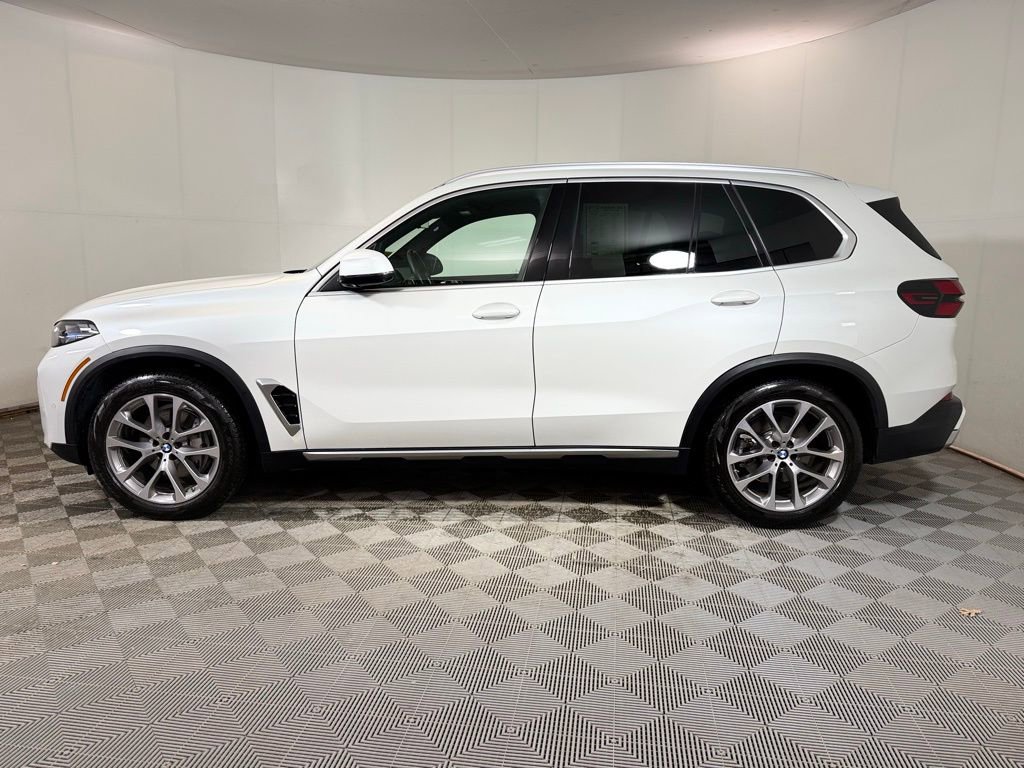 Used 2024 BMW X5 xDrive40i w/ Premium Package image 3