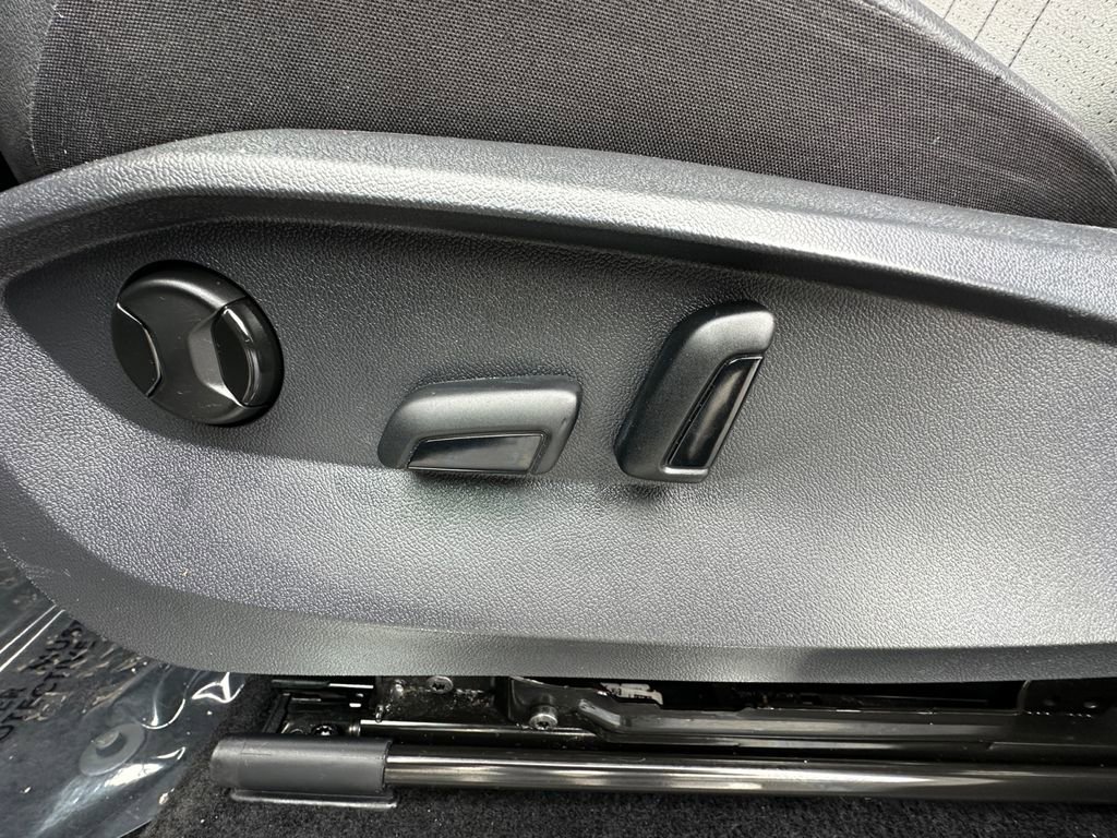 Used 2023 Volkswagen Tiguan SE R-Line image 10