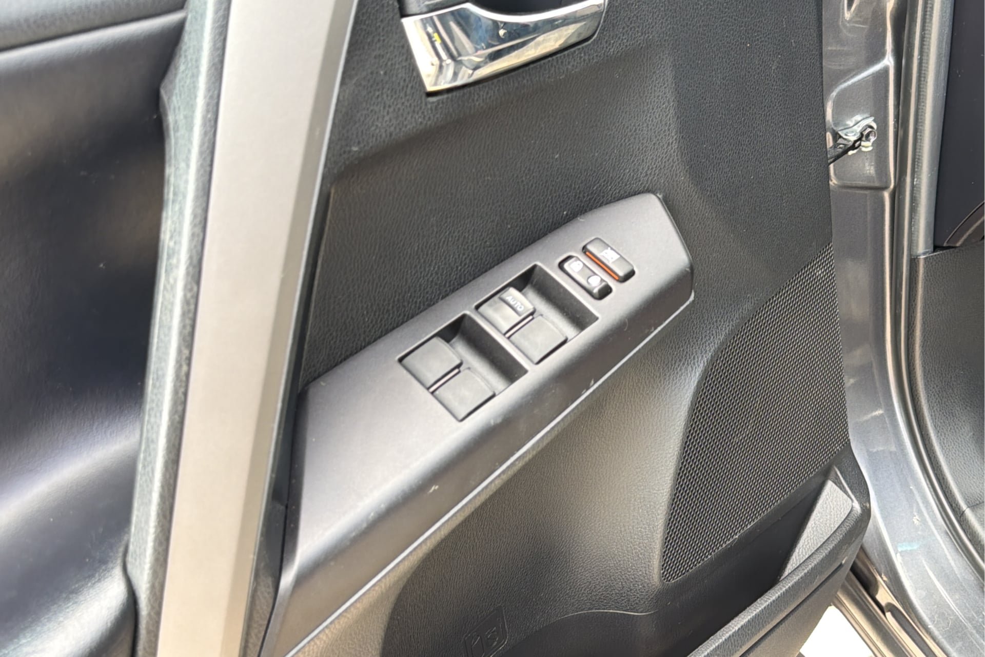 Used 2018 Toyota RAV4 XLE FWD image 19