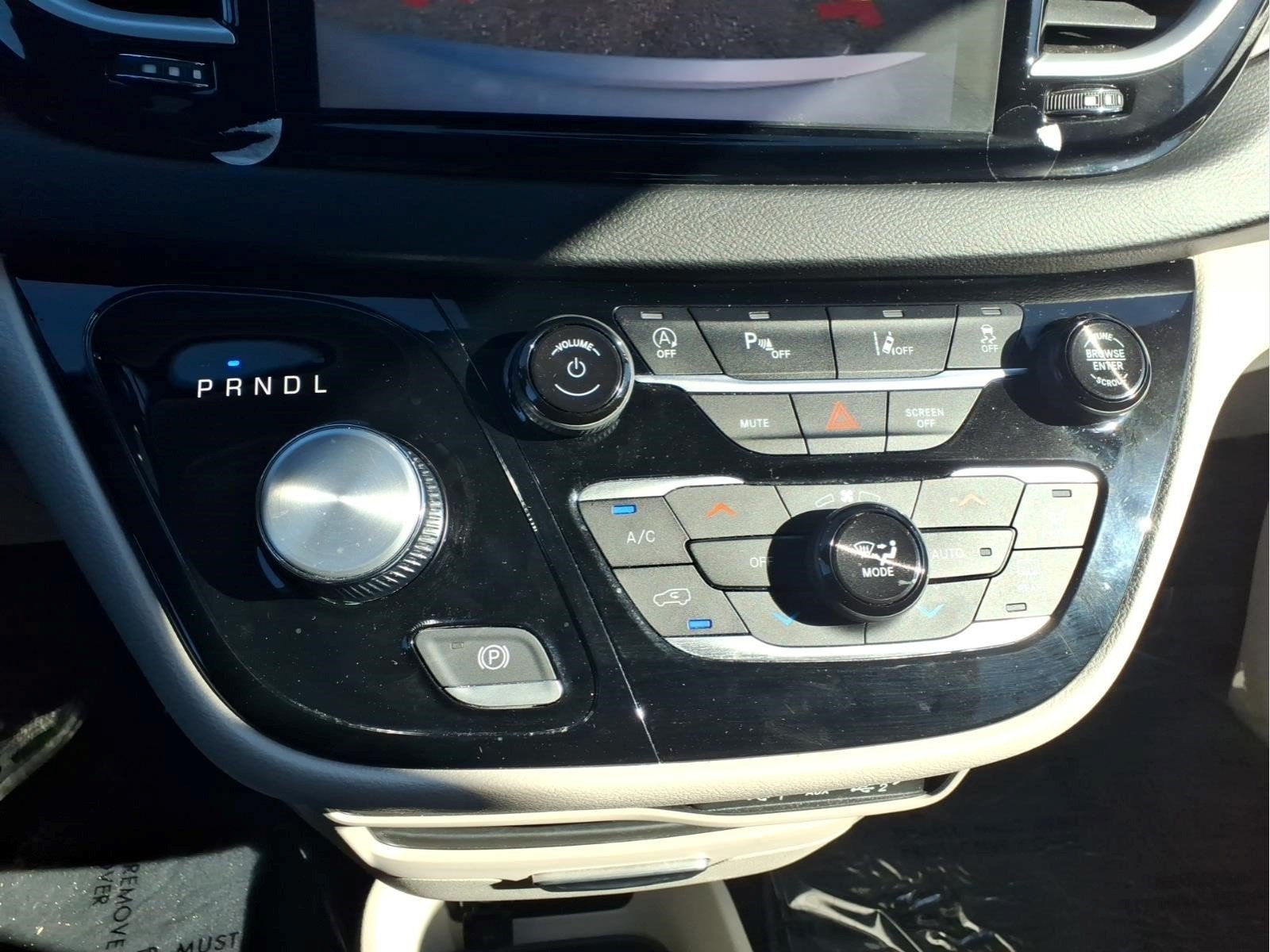 Used 2024 Chrysler Pacifica Touring-L FWD image 17