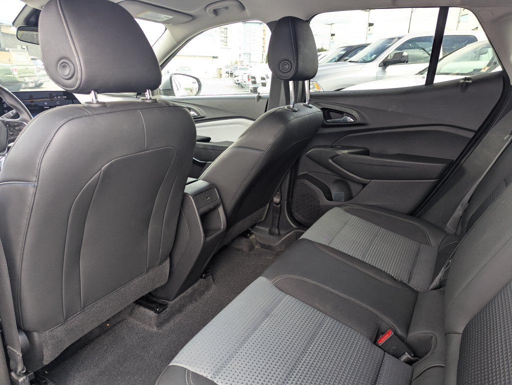 Used 2025 Chevrolet Trax LT w/ Driver Confidence Package FWD image 28