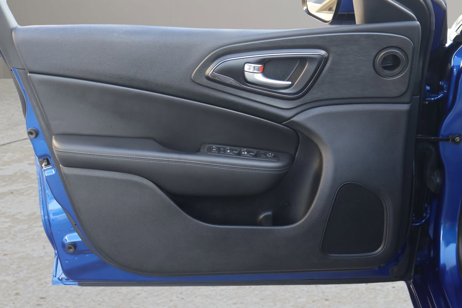 Used 2016 Chrysler 200 S FWD image 9