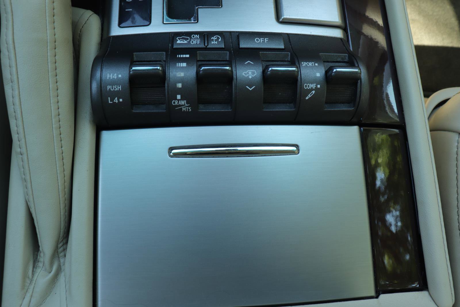 Used 2013 Lexus LX 570 4WD w/ Luxury Pkg image 39