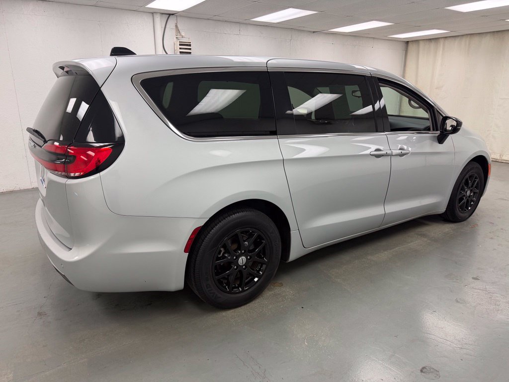 Used 2024 Chrysler Pacifica Touring-L FWD image 7