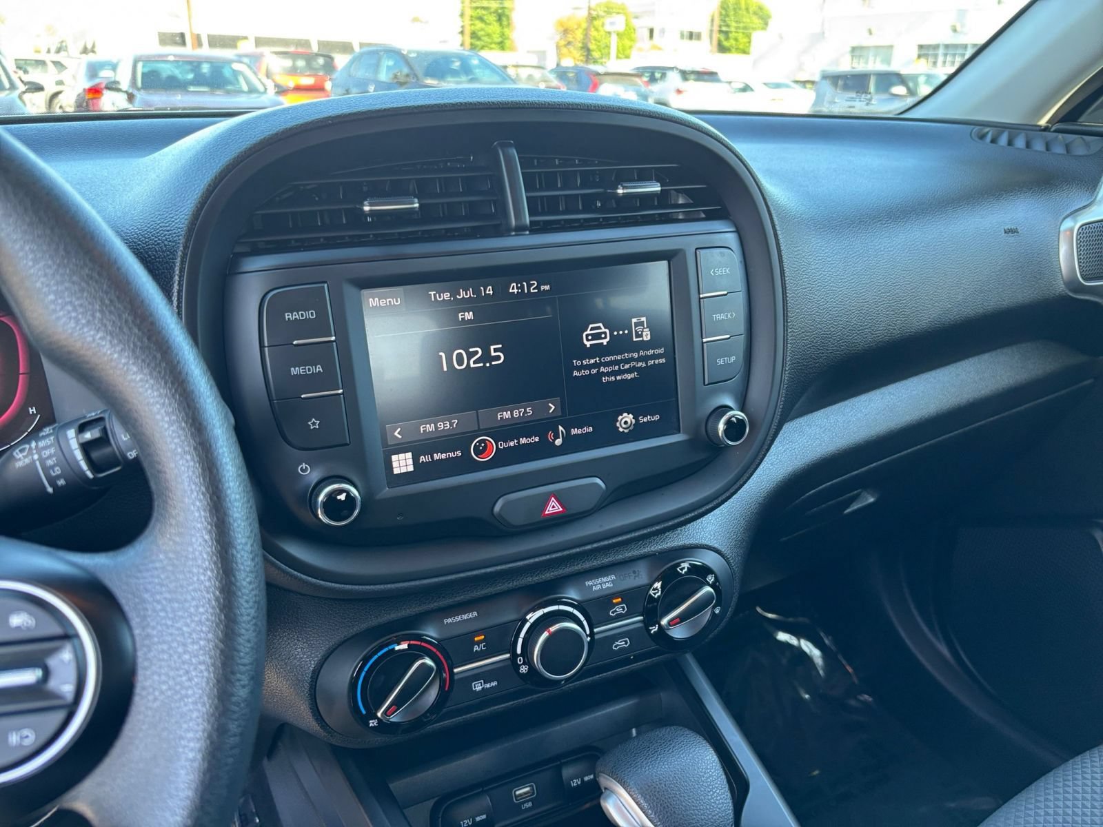 Used 2025 Kia Soul LX w/ LX Technology Package FWD image 17