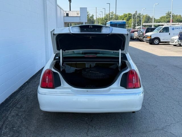 Used 2002 Lincoln Town Car Executive RWD image 6