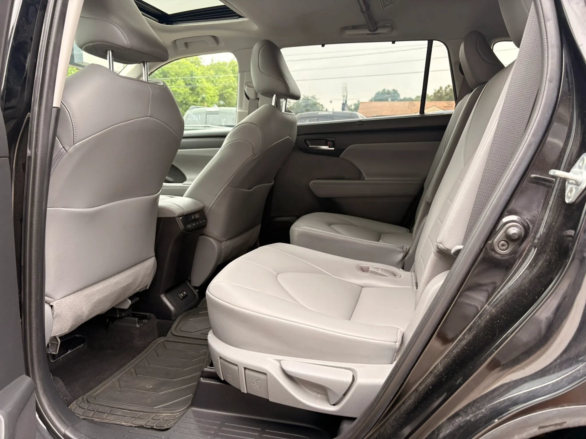 Used 2021 Toyota Highlander XLE AWD/4WD image 15