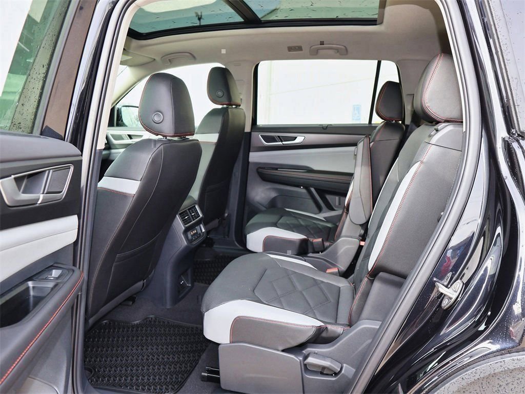 New 2026 Volkswagen Atlas Peak Edition image 17