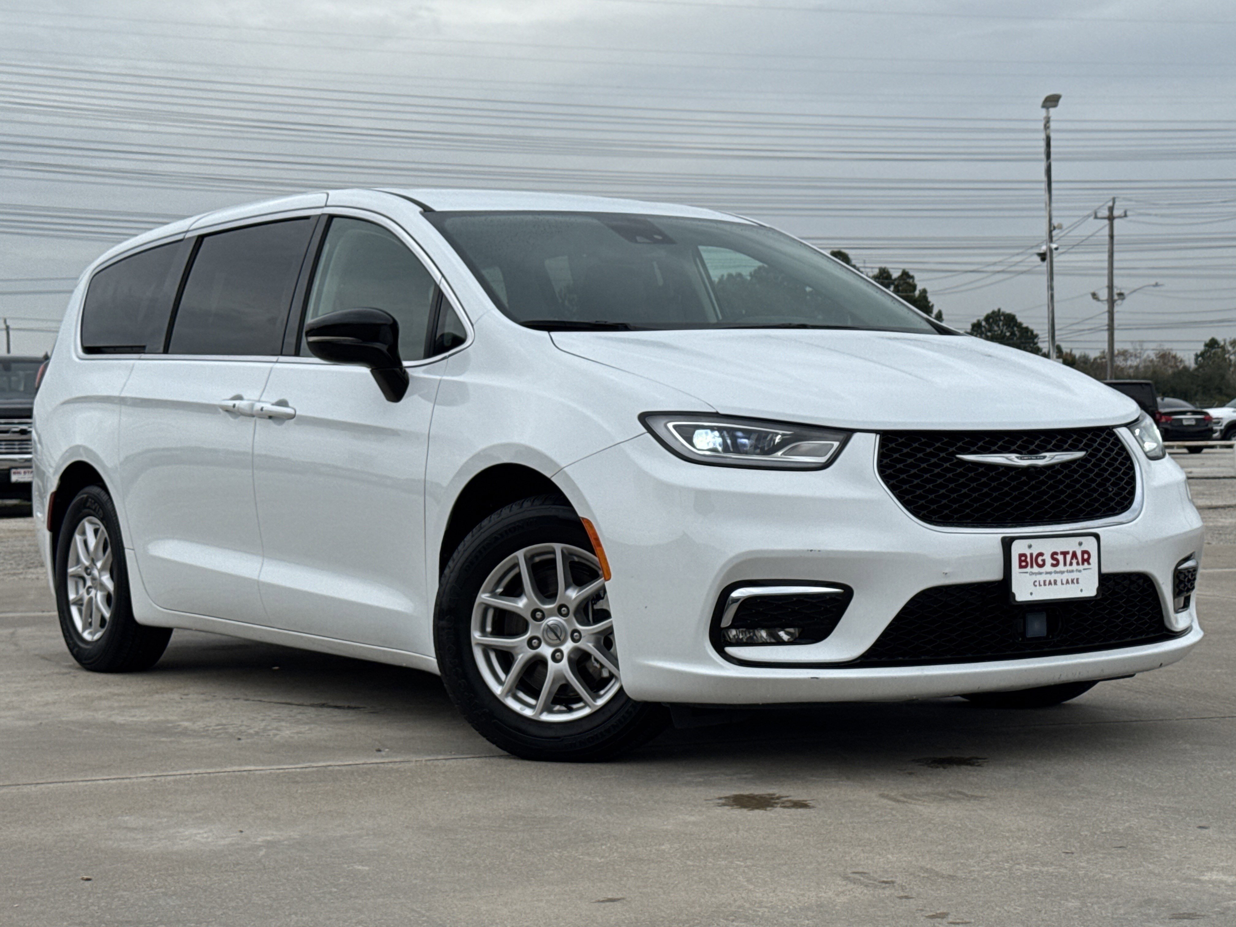 Used 2024 Chrysler Pacifica Touring-L video 2