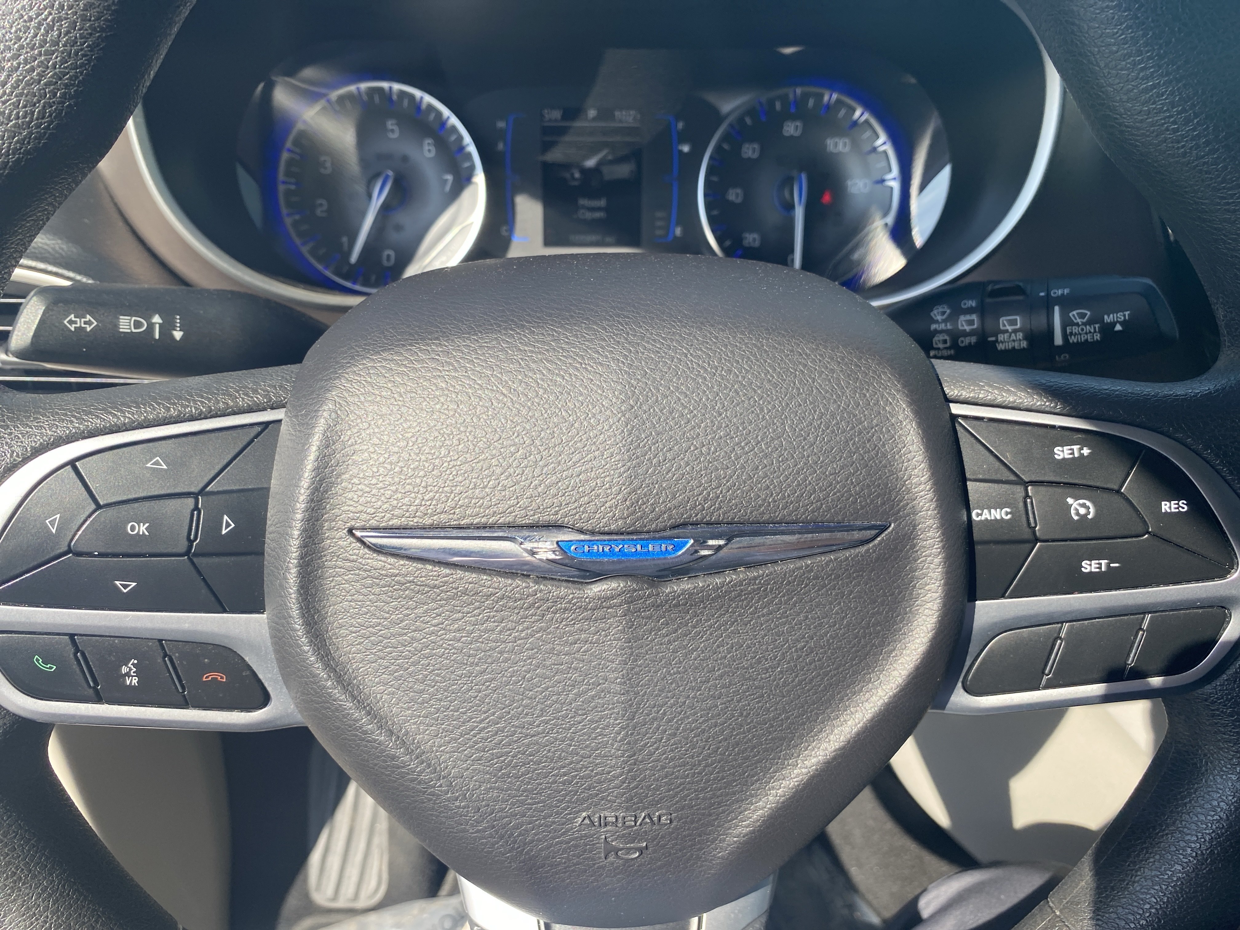 Used 2018 Chrysler Pacifica LX w/ Tire & Wheel Group FWD image 10