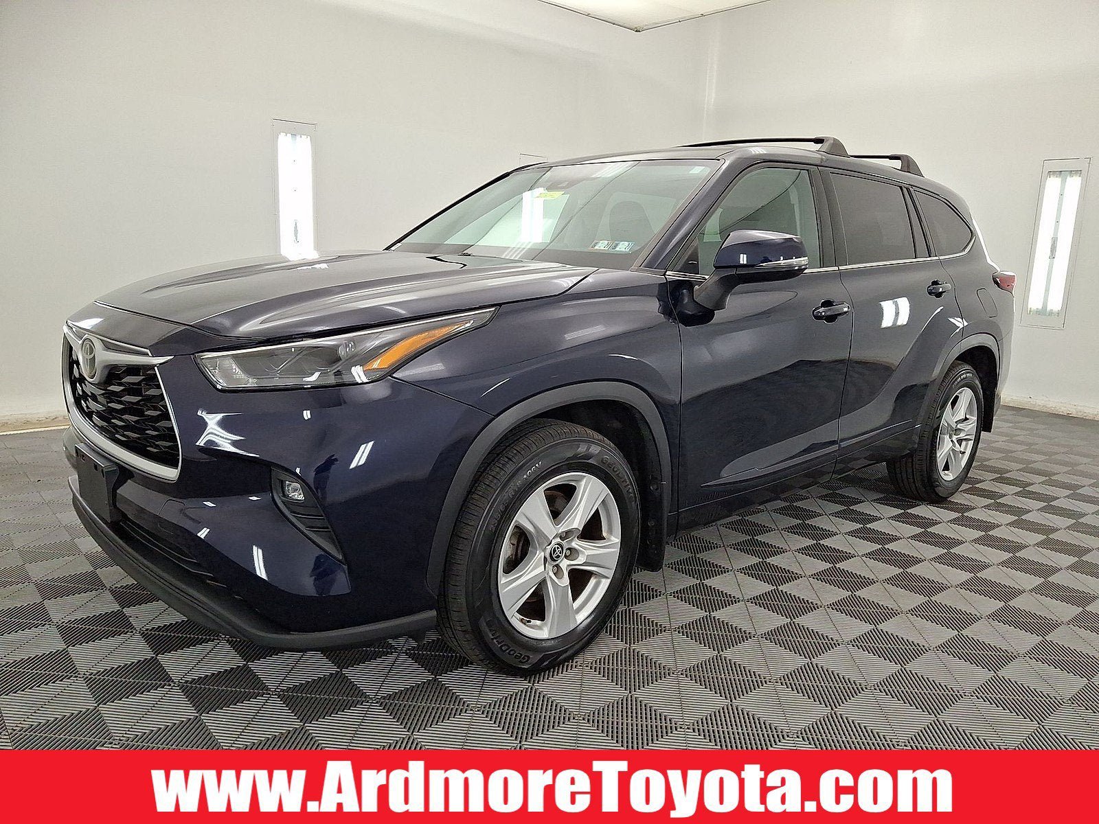 Used 2022 Toyota Highlander LE AWD/4WD image 1