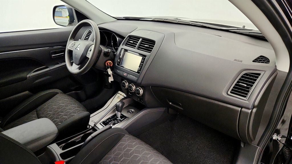 Used 2025 Mitsubishi Outlander Sport LE AWD/4WD image 23