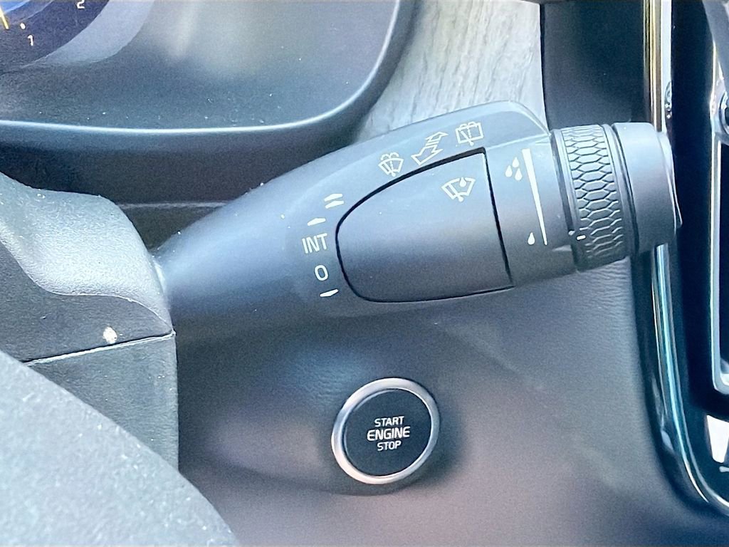 Used 2025 Volvo XC40 B5 Plus image 18
