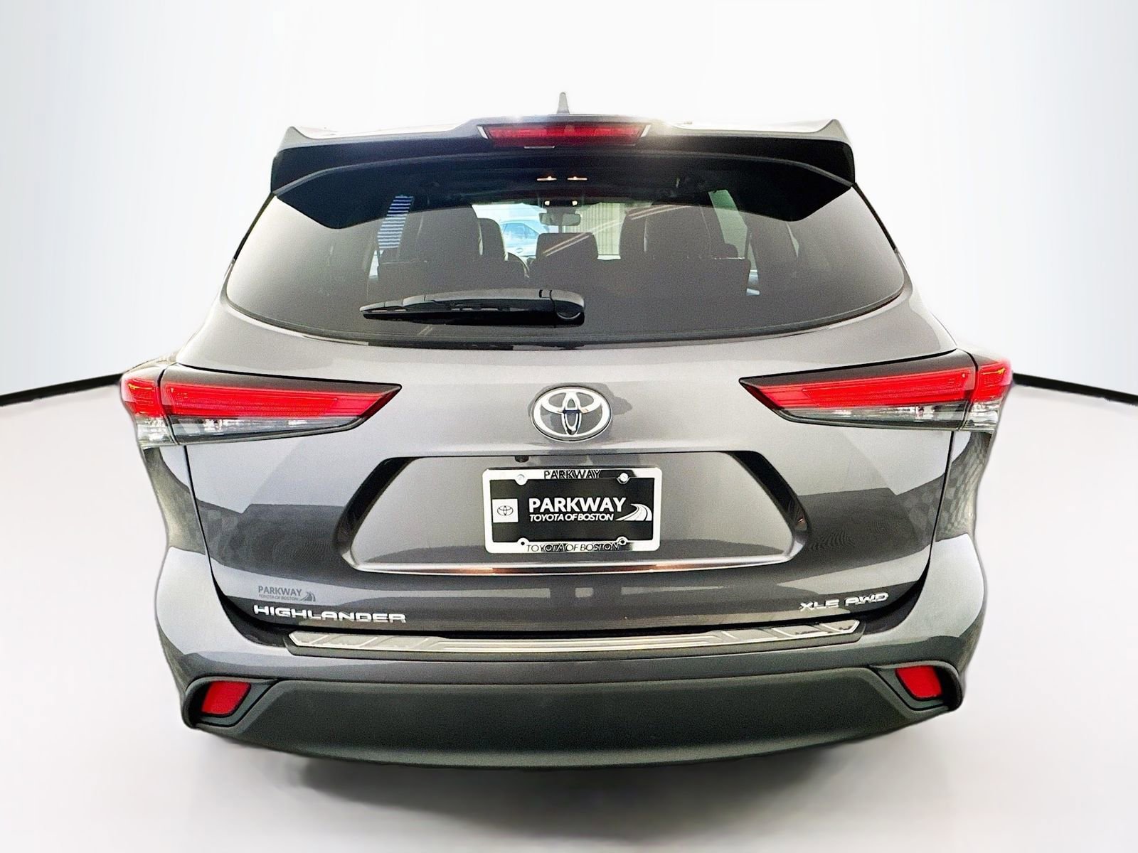 Used 2022 Toyota Highlander XLE AWD/4WD image 6