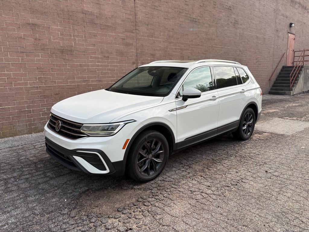 Used 2022 Volkswagen Tiguan SE w/ Panoramic Sunroof Package FWD image 1