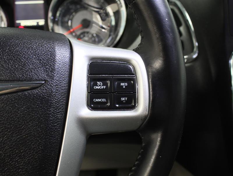 Used 2016 Chrysler Town & Country Touring FWD image 13