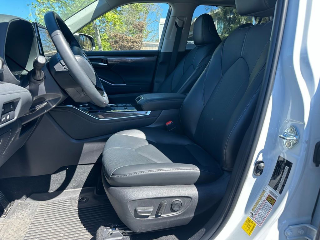 Certified 2026 Toyota Highlander Limited image 10
