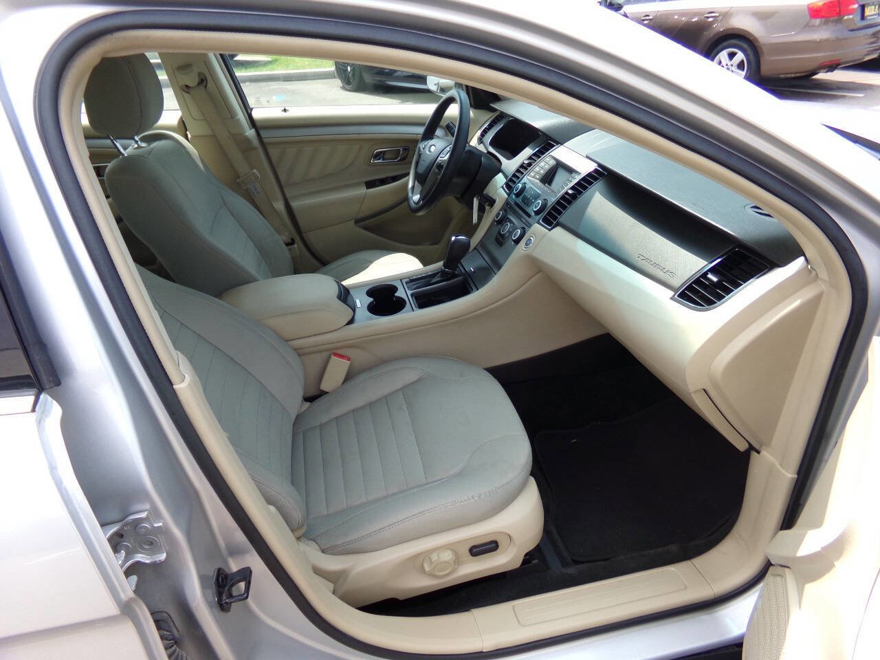 Used 2016 Ford Taurus SE image 23