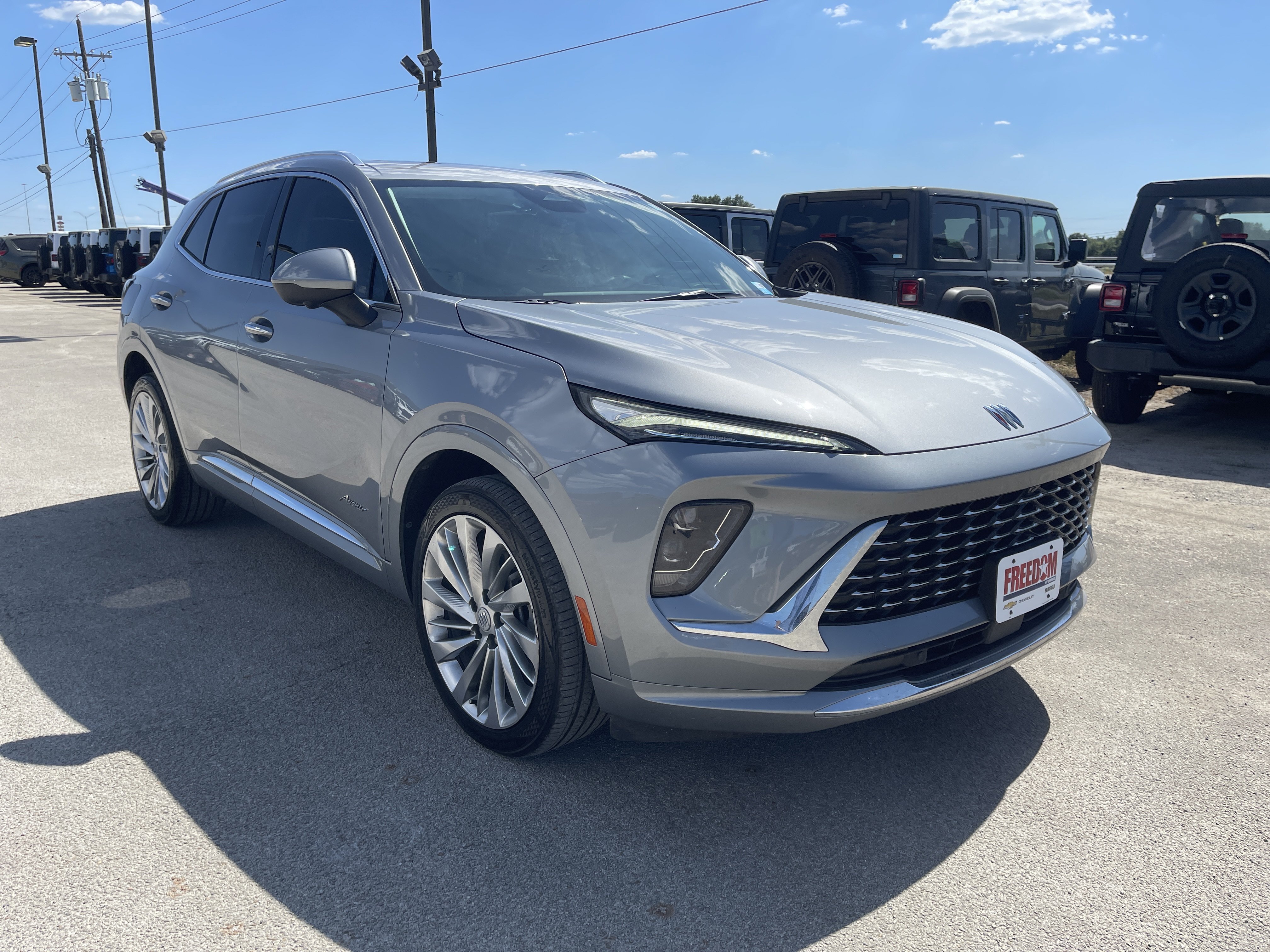 Used 2024 Buick Envision Avenir AWD/4WD image 2