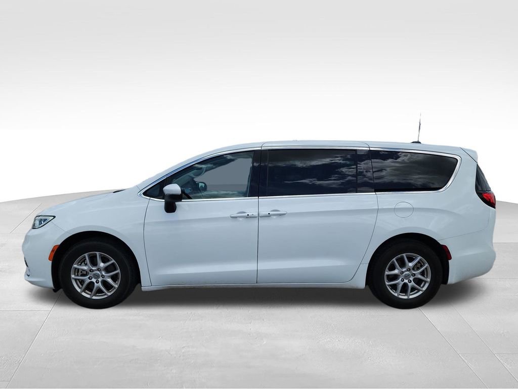 Used 2023 Chrysler Pacifica Touring-L FWD image 6