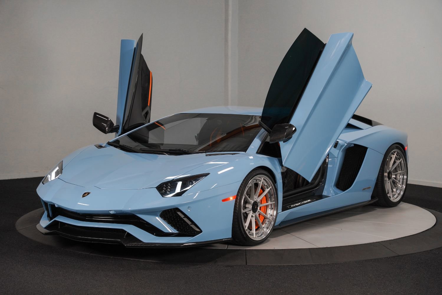 Used 2018 Lamborghini Aventador S image 7