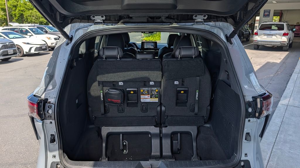 Used 2023 Toyota Sienna XLE Woodland Edition image 18