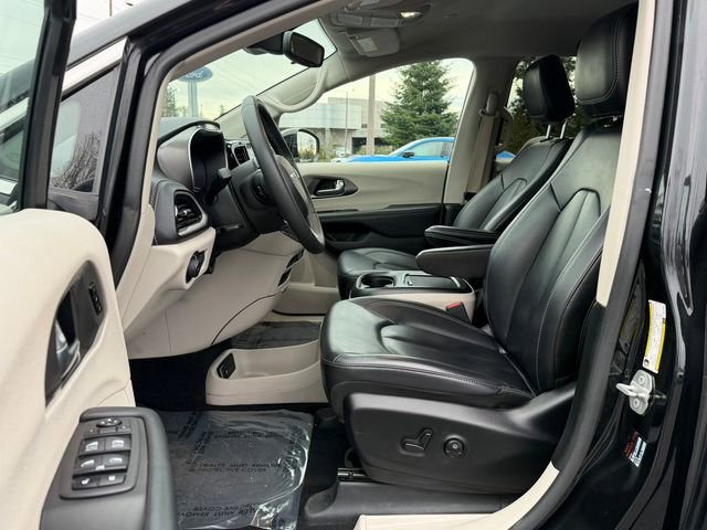 Used 2024 Chrysler Pacifica Select image 15