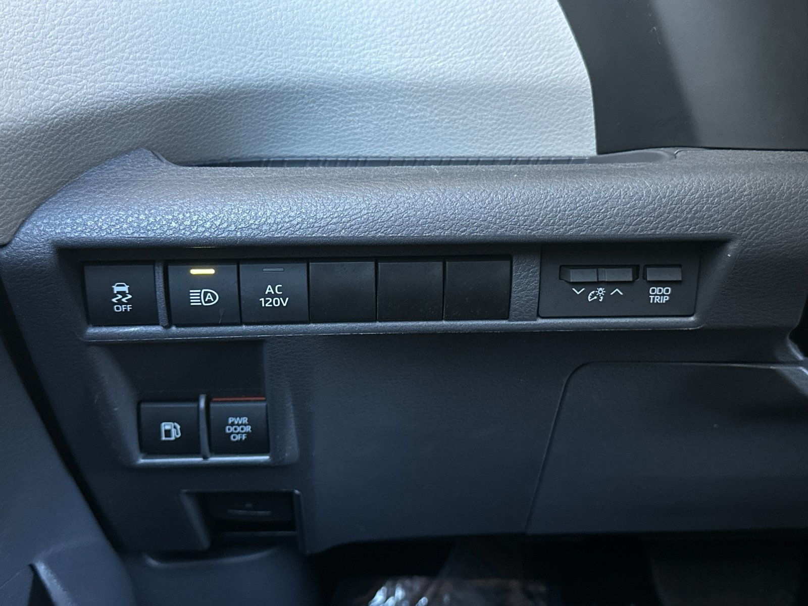 Used 2024 Toyota Sienna XLE w/ XLE Plus Package FWD image 29