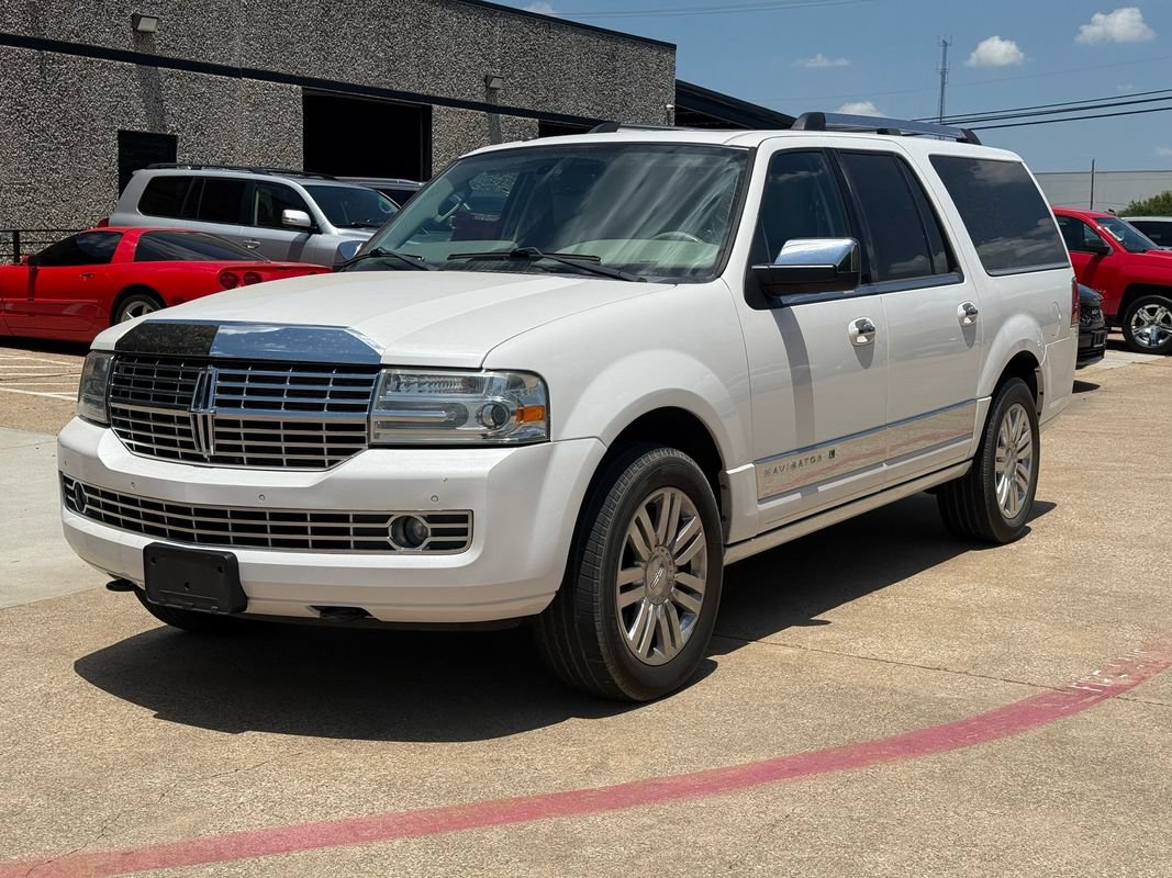Used 2013 Lincoln Navigator L 4WD w/ HD Trailer Tow Pkg image 3