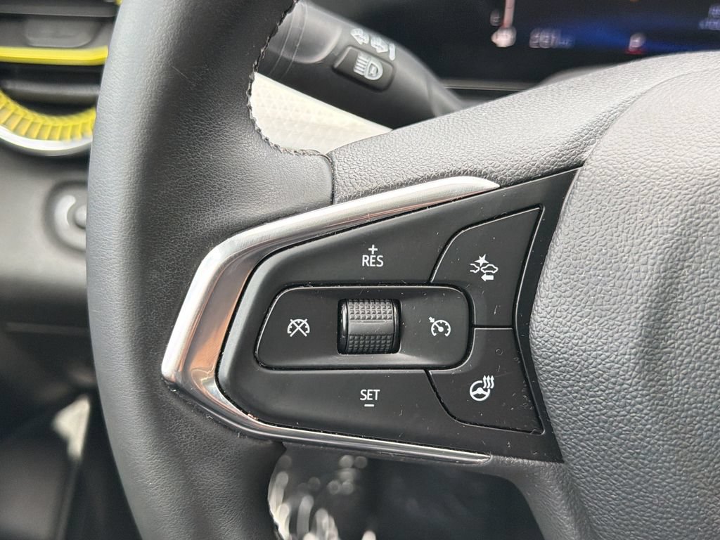 Used 2024 Chevrolet Trax LT w/ LT Convenience Package FWD image 11