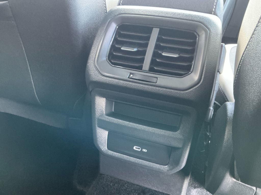 Used 2025 Volkswagen Taos SE w/ Panoramic Sunroof Package image 19