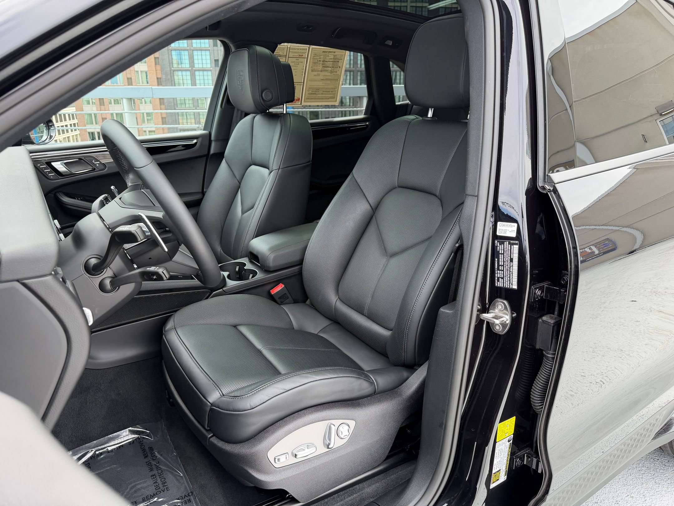 Certified 2026 Porsche Macan AWD/4WD image 5