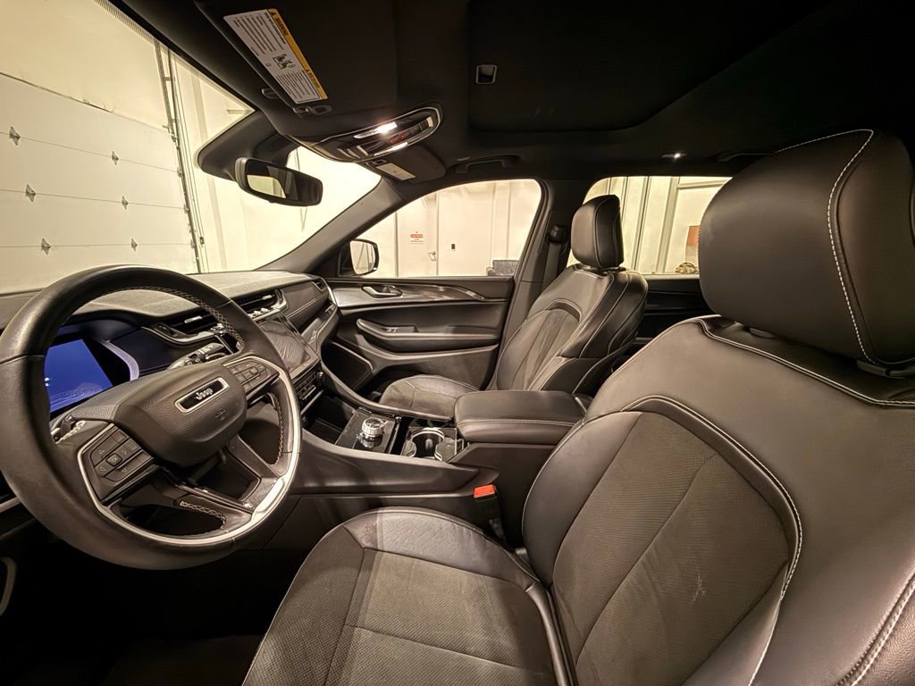 Used 2022 Jeep Grand Cherokee L Laredo image 16